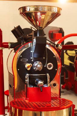 Sıcak içecek yapmak için endüstriyel kahve makinesi. Kafeler ve restoranlar için güçlü bir kahve makinesi. İstanbul 'da kahve makineleri sergisi. Kahve çekirdeklerini öğütmek için demir öğütücü