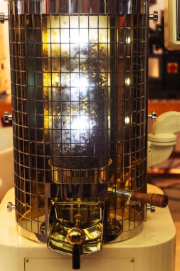 İstanbul 'daki bir sergide kahve çekirdeklerini kurutmak için karıştırıcı. Kahve ve hammaddelerin havayla karıştırılması. Kahve çekirdeklerini öğütüyorum.