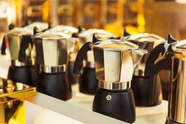 Kahve demlemek için demir çaydanlık. Geleneksel kahve demlemek için metal çaydanlık