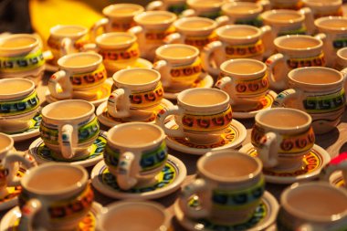 Kahve için İstanbul 'da seramik sofra takımı sergileniyor. Kahve içmek için geleneksel Türk aletleri. Türk el yapımı yemekler