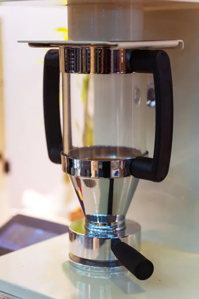 工业用咖啡机 用于制造热饮 咖啡店和餐馆的强力咖啡机 在意大利举办的咖啡机展览 咖啡豆研磨机 — 图库照片