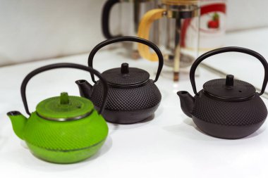 Çay demlemek için demir çaydanlık. Geleneksel çay içmek için ağır demir çaydanlık.
