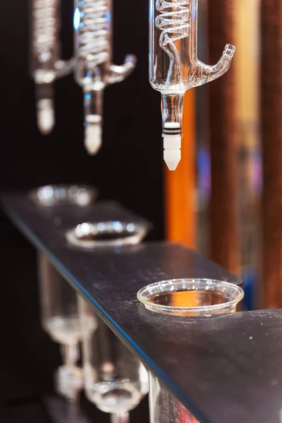 煮咖啡用的玻璃杯虹吸管 展览中的纯咖啡酿造玻璃管 — 图库照片