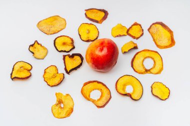 Beyaz arka planda kurutulmuş şeftali dilimleri. Pişirmek ve içmek için kurutulmuş şeftali. hafif arkaplanda şeftali parçacıkları