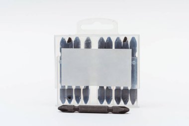 Beyaz arka planda kendini beceren vidalar için demir başlık. Metal adaptör, arka planda kendini beceren vidalar için. güçlendirilmiş cıvata yuvası