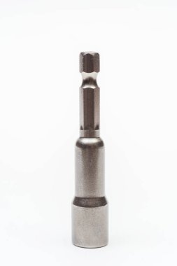 Beyaz arka planda çatı vidaları için demir başlık. Metal adaptör, arka planda kendini beceren vidalar için. güçlendirilmiş cıvata yuvası