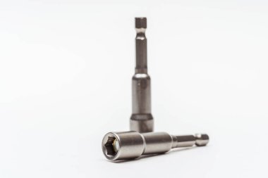 Beyaz arka planda çatı vidaları için demir başlık. Metal adaptör, arka planda kendini beceren vidalar için. güçlendirilmiş cıvata yuvası