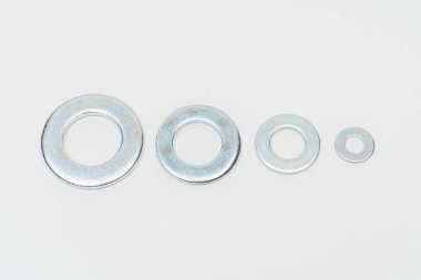 Beyaz arka planda çamaşır makinesi. Hafif arka planda metal bir düz. Katalog için cıvatalar için çamurluk fotoğrafları