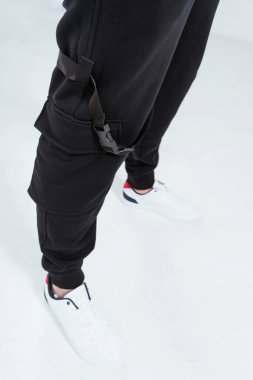 Beyaz arka planda Koreli bir adamın fotoğraf çekimi. Pamuk pantolonlu Koreli bir manken. Fotoğraf stüdyosunda bir mankenle birlikte gençlik kıyafetlerinin fotoğraf çekimi.