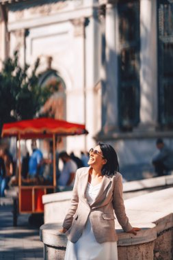 İstanbul 'da bir kızın fotoğraf çekimi. İstanbul sokaklarında beyaz elbiseli bir kız. İstanbul 'da bir turistin fotoğrafları. Türkiye 'de bir kişinin fotoğraf çekimi