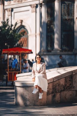 İstanbul 'da bir kızın fotoğraf çekimi. İstanbul sokaklarında beyaz elbiseli bir kız. İstanbul 'da bir turistin fotoğrafları. Türkiye 'de bir kişinin fotoğraf çekimi