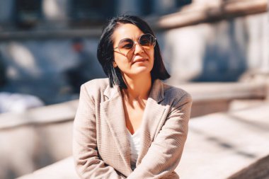 İstanbul 'da bir kızın fotoğraf çekimi. İstanbul sokaklarında beyaz elbiseli bir kız. İstanbul 'da bir turistin fotoğrafları. Türkiye 'de bir kişinin fotoğraf çekimi