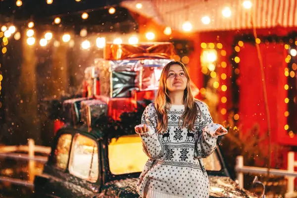 Valokuva Ampua Tyttö Lämpimässä Huppari Joulupäivänä Kuva Naisesta Uudenvuodenvillapaidassa Jouluautossa kuvapankin valokuva