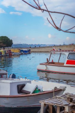 İstanbul 'un tekneli eski rıhtımı. Türkiye 'de eski ahşap iskele