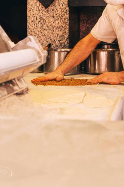 Bir kafede ateşte Türk lahanası pişirmek. Bir Türk aşçı sıcak bir fırında çalışır. Türk adam İstanbul 'da Türk pizzası pişiriyor