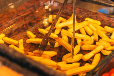 Türk bir donör için kızarmış patates. İstanbul 'da yemek pişirmek için malzemeler.