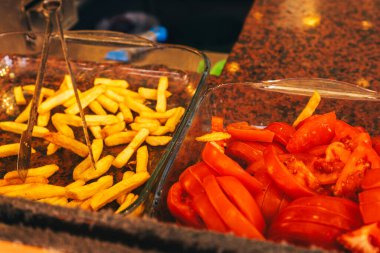 Türk bir donör için kızarmış patates. İstanbul 'da yemek pişirmek için malzemeler.