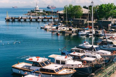 Küçük ahşap yatlar için eski bir iskele. İstanbul 'daki eski tekne kooperatifi. Türkiye 'de balıkçı teknesi parkı