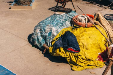 İstanbul 'daki iskelede eski balıkçı ağları. Büyük ölçekte balık yakalamak için aygıtlar.