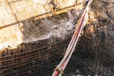 Boru döşemek için yükleyicisi olan açık bir çukur. Şehirdeki iletişimi geliştirmek için asfalt bir yol. İnşaat işleri için siperlerin hazırlanması