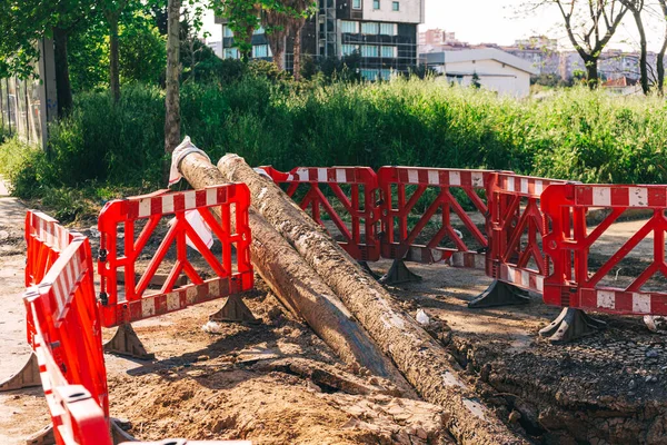 Kırmızı bir çit geçidi kapatıyor. Yol tamiri sırasında yayaları korumak için çit inşa etmek. Tamir sırasında plastik çit