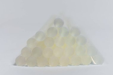 Beyaz arka planda sıcak yapıştırıcı var. Nesnelerin tabanca boyutları için çubuklar. Yüksek kalite fotoğraf