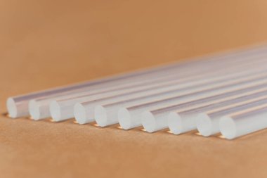 Kahverengi kağıda yapıştırılmış sıcak tutkal. Silahları yapıştırmak için çubuklar. Yüksek kalite fotoğraf