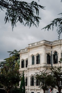 İstanbul 'daki Yıldız Sarayı cephesi. Pencerelerde tahta panjurlar var. Yüksek kalite fotoğraf