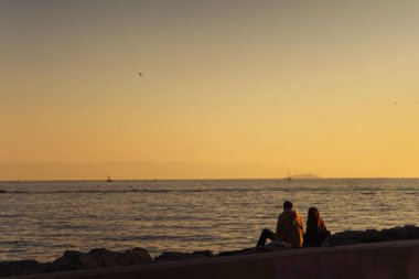 İstanbul 'un Kadiko ilçesindeki toprak setinde birbirine aşık bir çift. Yüksek kalite fotoğraf
