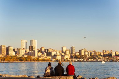 İstanbul 'da, Kadıköy Moda Bölgesi' nde bulunan toprak setinde üç kişi. Yüksek kalite fotoğraf