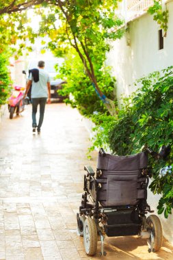  Tekerlekli sandalye tam bahçenin önüne park edilmiş. - Evet. Yüksek kalite fotoğraf
