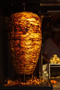  Lezzetli et lezzetleri pişiren kebap makinesi.