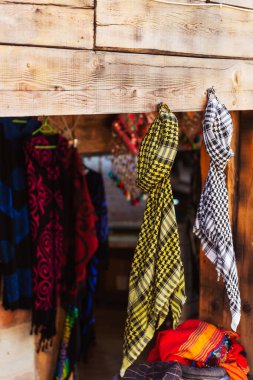Ahşap duvarda asılı çeşitli doğulu arafat eşarpları koleksiyonu. Yüksek kalite fotoğraf
