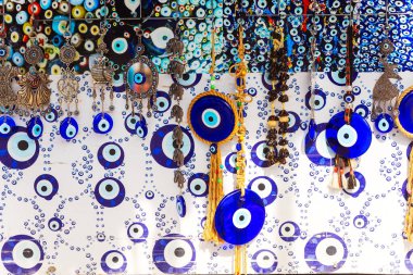 Mekanın sınırları içinde, duvarın yüzeyini süsleyen bir çok farklı türde ve şeytani göz var.