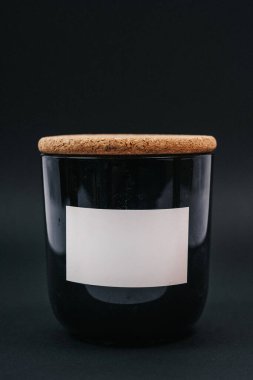 Siyah arka planda cam bardaktaki kokulu mum. Bardakta güvenli romantik bir mum. Yüksek kalite fotoğraf