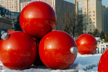 Şehirde kocaman kırmızı Noel balonları var. Yeni yıl için balo şeklinde Noel süslemeleri. Yüksek kalite fotoğraf