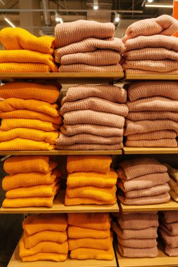 Mağaza rafında kışlık süveterler. Galeride indirimde olan kalın giysiler. Yüksek kalite fotoğraf