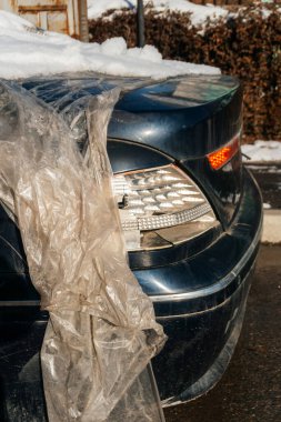 Yolun kenarında kırık, terk edilmiş mavi bir araba. Tamir edilmeden önce birinci sınıf araba yağmalamış. Yüksek kalite fotoğraf