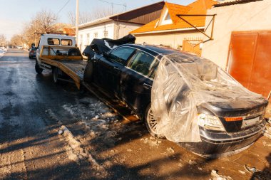 Yoldan bir acil durum aracının tahliyesi. Hurda bir arabayı çekiciye yüklüyorlar. Yüksek kalite fotoğraf
