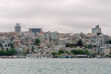 Boğaz Koyu 'ndaki Türk evleri. İstanbul 'da deniz kenarında. Yüksek kalite fotoğraf