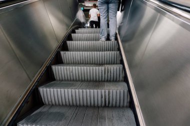 Türk metrosunda yürüyen merdiven. İstanbul Metrosu 'nda otomatikman kaldırılır. Yüksek kalite fotoğraf