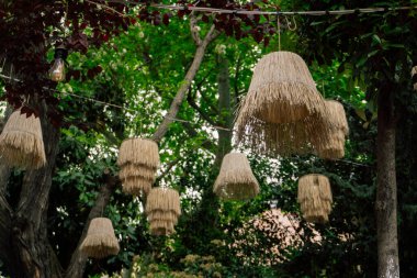 Yazlık kafede saman abajuru. İstanbul Kafe 'de tasarımcı lambaları. Yüksek kalite fotoğraf