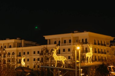 Işıklı büyük metal bir Noel geyiği. Yeni yılda şehrin yeni yıl süslemesi. Yüksek kalite fotoğraf