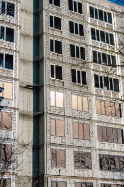 Şymkent 'te bitmemiş yeni bir bina. Kazakistan 'da sorunlu yeni evler. Yüksek kalite fotoğraf