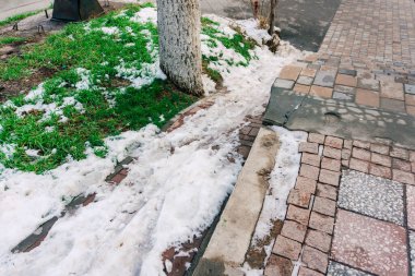 Yaya geçidindeki tehlikeli buz. Eyaletlerin yaya yollarını temizleme sorunu var. Yüksek kalite fotoğraf