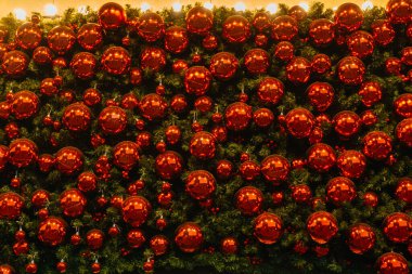 Yuvarlak Noel toplarının dokusu. Şehirde plastik Noel toplarıyla süslenmiş. Yüksek kalite fotoğraf