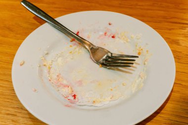 Tatlıdan sonra kremayla lekelenmiş tabaklar. Masadaki kahve dükkanındaki kirli tabaklar. Yüksek kalite fotoğraf