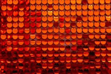 Evin duvarında kırmızı pullar var. Duvar dekorasyonu için yuvarlak kırmızı plastiklerin dokusu. Yüksek kalite fotoğraf