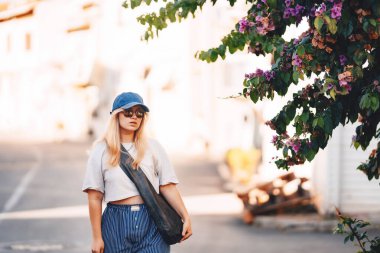 İstanbul caddesinde yürüyen mavi pantolonlu sarışın kız. Prens adalarında hindi yiyen bir turist. Yüksek kalite fotoğraf