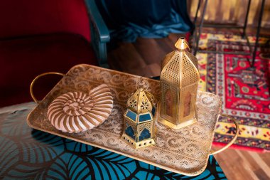 Metal tepside Arap fenerleri. Müslüman şamdanlar masada. Yüksek kalite fotoğraf